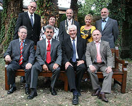 OB Jensen (hinten Mitte) mit den Ehrenringträgern Wolfgang Raab, Friedel Jaeger, Ignaz Bender und Bruno Cordel (vorne, v.l.) sowie den langjährigen Ratsmitgliedern Bertrand Adams, Ricarda Kuhner, Margret Pfeiffer-Erdel und Rainer Lehnart (hinten, v.l.).