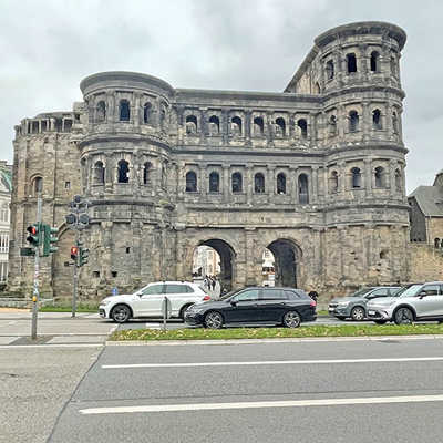 Direkt an die Porta Nigra grenzt die fünfspurige Nordallee. Bei einer Bürgerbeteiligung hatten einige Bürger vorgeschlagen, den Platz um die Porta Nigra zu vergrößern, damit das Weltkulturerbe besser vom Straßenverkehr getrennt ist. 