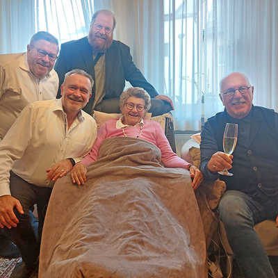 Zu ihrem 100. Geburtstag gratulierten Franziska Lellinger neben ihren beiden Söhnen (links) auch Dezernent Markus Nöhl und Hanspitt Weiler, Ortsvorsteher von Heiligkreuz (rechts).