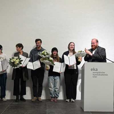 Vertreterinnen und Vertreter des Jugendkulturfestivals "Pink Future" nehmen die Urkunden für den Innovationspreis für Kultur von Kulturdezernent Markus Nöhl entgegen