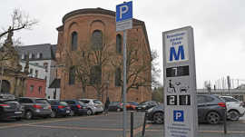 Parkplatz an der Konstantin-Basilika mit Infostele "Bewohnerparkzone M"