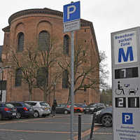 Parkplatz an der Konstantin-Basilika mit Infostele "Bewohnerparkzone M"