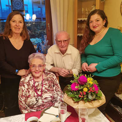 Bürgermeisterin Elvira Garbes (links) und die Kürenzer Ortsvorsteherin Hasmik Garanian mit den Jubilaren Rosa Maria und Wendelinus Deutsch an der festlich gedecken Kaffeetafel. Zuvor hatten die beiden Gäste dem Ehepaar die Glückwünsche der Stadt und von Ministerpräsident Alexander Schweitzer übermittelt.