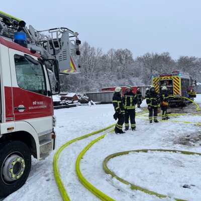 Feuerwehrleute im Einsatz im Industriegebiet Trier-Euren.