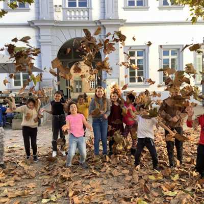 Gruppenbild der aktuellen StipendiatInnen auf dem herbstlichen Domfreihof