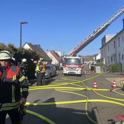 Der Brand in einem Reihenhaus im Stadtteil Heiligkreuz führte zu einem größeren Einsatz der Trierer Feuerwehr mit Drehleiter.