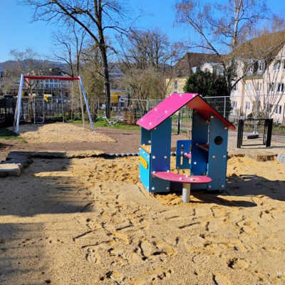 Der neue Spielplatz in der Güterstraße bietet unter anderem ein Spielhaus und eine Doppelschaukel.