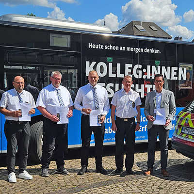 Dezernent Ralf Britten (l.) sowie Feuerwehrchef Andreas Kirchartz (2. v. r.) freuen sich mit den Geehrten Metin Durak, Jens Uwe Korn, Thomas Hüser und Christian Rauen (v. l.), die gerade ihre Fluthelfer-Urkunde auf dem Hof der Berufsfeuerwehr am Barbara-Ufer erhalten haben. Foto: SWT
