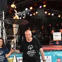 Die Botschafter Viviana Saltalamacchia und Heinrich Waßenberg entzünden das Olympische Feuer auf dem Domfreihof, dazu singt Thomas Kießling die Hymne. Foto: Special Olympics, Peter Seydel