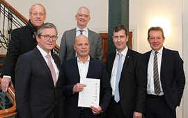 Die Stadtoberhäupter des Regiopole-Verbunds präsentieren ihre „Berliner Empfehlungen“: Bürgermeister Steffen Mues aus Siegen, OB Christian Schuchardt (Würzburg), OB Wolfram Leibe aus Trier, Dr. Chris Müller von Wryz-Rekowski, erster Stellvertreter des Rostocker Oberbürgermeisters, Bürgermeister Michael Dreier aus Paderborn sowie Oberbürgermeister Pit Clausen aus Bielefeld (v. r.) Die Stadtoberhäupter des Regiopole-Verbunds präsentieren ihre „Berliner Empfehlungen“: Bürgermeister Steffen Mues aus Siegen, OB Christian Schuchardt (Würzburg), OB Wolfram Leibe aus Trier, Dr. Chris Müller von Wryz-Rekowski, erster Stellvertreter des Rostocker Oberbürgermeisters, Bürgermeister Michael Dreier aus Paderborn sowie Oberbürgermeister Pit Clausen aus Bielefeld (v. r.)