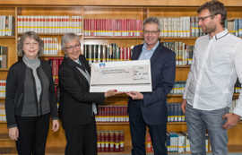 Scheckübergabe des Vereins der Gästeführer Trier und Region e.V. (v.l.n.r. Elke Hermsdorf-Hubertz und Claudia Kuhnen vom VGT, Prof. Michael Embach und Ted Schirmer von der Stadtbibliothek. Foto: Klaus Kuhnen)
