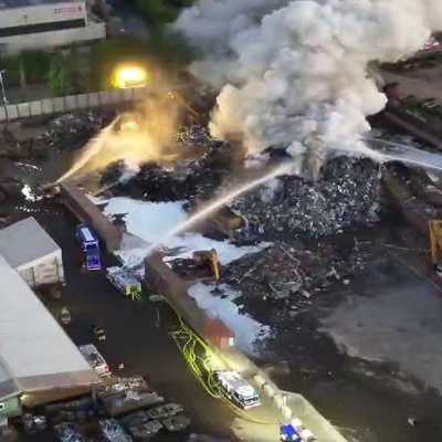 Der Löscheinsatz dauert bis in die Abendstunden. Die Unglücksstelle wird durch das THW ausgeleuchtet. Foto: Feuerwehr Trier