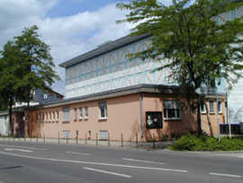 Die Stadtbibliothek von der Weberbach aus gesehen